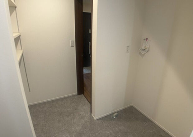 【脱衣場】多くの戸建て住宅で見かける洗面脱衣所は、洗面台と洗濯機が2畳ほどのスペースに並べられていて、洗面所が脱衣所を兼ね備えている間取りが一般的です。お客様が利用することもある、パブリックな空間でもあります。