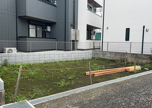 【庭】庭があることでガーデニングや家庭菜園はもちろん、こどもの遊び場やペットを放して遊ぶことができます。また、家の周囲に余裕があるということです。隣地との間があれば、十分な日当たりと、風通しが確保できます。