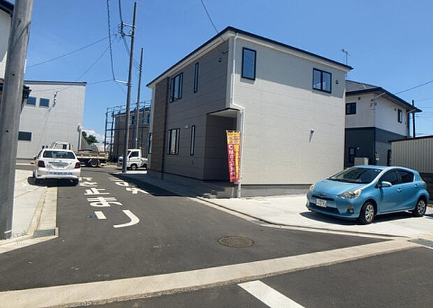 【前面道路含む現地写真_2】お持ちの車種によっては前面道路が広い方が便利でしょう。しかし、前面道路が広ければその分交通量が多くなるため、騒音などが気になる場合があります。実際に現地を見学し、周辺交通量や騒音などを確認しましょう!