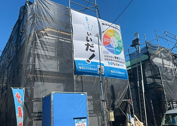 【外観_3】現地に行くなら、物件の周囲の地形がどうなっているかを見ることも大切です。周辺より低くなっている土地では、大雨などで水が集まりやすいため、地盤が弱くなっているということも考えられるため、注意が必要です。