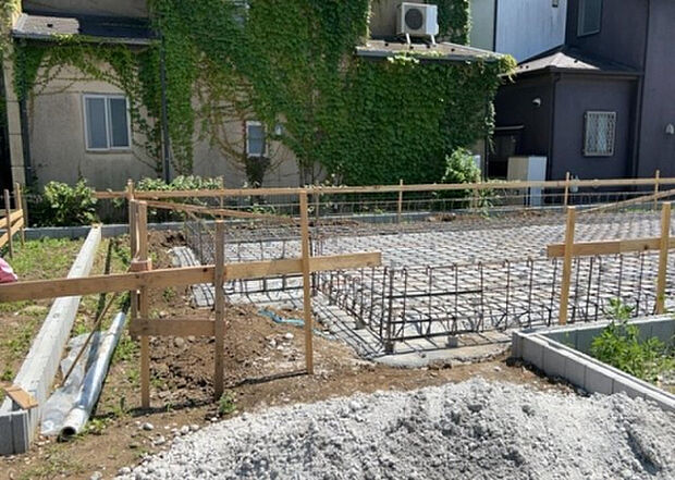 【玄関_2】玄関は、狭すぎると複数人で使いにくく、広すぎても無駄な空間になりがちです。最低2畳を目安にして、家の広さとの兼ね合いや家族の人数を考慮して決めるとよいでしょう。現地を見学して快適な玄関を選びましょう!