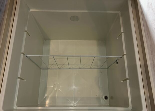 【キッチン床下収納】キッチン床下収納は、調理器具や食器などをスッキリと収納できる便利なスペースです。収納量が多いもの、引き出しがスムーズに開閉するものなど、使い勝手の良いものを選ぶことが大切です。また、湿気がこもりやすい場所なので、通気性の良いものを選ぶこともおすすめです。