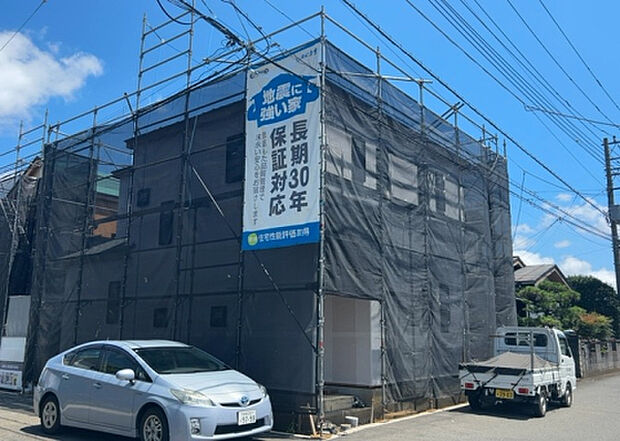 【前面道路含む現地写真_2】前面道路の幅員や歩道の有無、近隣の建物との距離感などは、実際の生活の利便性や安全性に大きく影響します。複数のアングルから前面道路の状況を確認することで、より具体的に生活イメージを描けます。