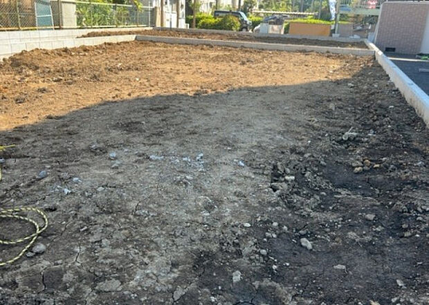 【その他設備】敷地内には、散水栓や立水栓があります。水道水を直接利用できるため、水を運ぶ手間を省くことが出来ます。大量の水を必要とする洗車作業や清掃などに役立ちます。その他設備とあわせて、現地でご確認ください。