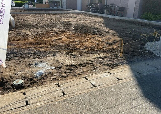 【外観_3】現地に行くなら、物件の周囲の地形がどうなっているかを見ることも大切です。周辺より低くなっている土地では、大雨などで水が集まりやすいため、地盤が弱くなっているということも考えられるため、注意が必要です。