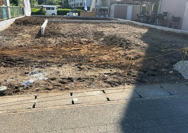 【庭_2】庭のある家に住むことのメリットとして、子どもたちの遊び場を確保できること、ガーデニングや家庭菜園を楽しめること、明るさを確保できることがあります。また、配置を工夫することでプライバシーが確保できます。