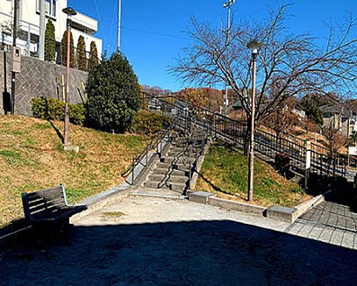 鶴川台いこいの里公園 327m(徒歩5分)