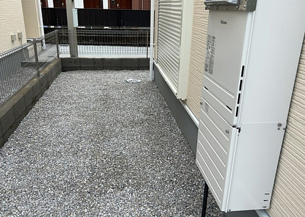 【庭】庭があることでガーデニングや家庭菜園はもちろん、こどもの遊び場やペットを放して遊ぶことができます。また、家の周囲に余裕があるということです。隣地との間があれば、十分な日当たりと、風通しが確保できます。