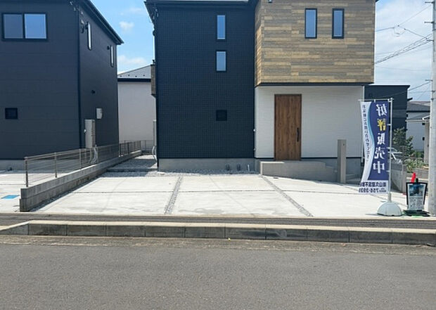 【駐車場】駐車場と明記されていても、最小スペースでつくられた駐車場だと大型車は駐車できなかったり、出入りしにくくなったりする可能性があります。お車のサイズと購入したい物件の駐車場のサイズを現地で確認しましょう。