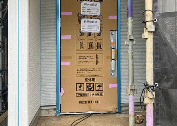【玄関】玄関は家の顔でもあり、家族以外の目にも止まる場所です。玄関は外との間を仕切る扉、靴などをしまっておく収納スペース、靴脱ぎのたたきスペース、来客とのやり取りをするドアホンなど複数のアイテムからなります。