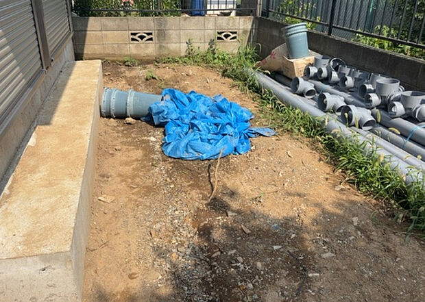 【庭】庭があることでガーデニングや家庭菜園はもちろん、こどもの遊び場やペットを放して遊ぶことができます。また、家の周囲に余裕があるということです。隣地との間があれば、十分な日当たりと、風通しが確保できます。