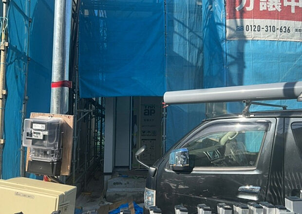 【玄関_2】玄関は、狭すぎると複数人で使いにくく、広すぎても無駄な空間になりがちです。最低2畳を目安にして、家の広さとの兼ね合いや家族の人数を考慮して決めるとよいでしょう。現地を見学して快適な玄関を選びましょう!