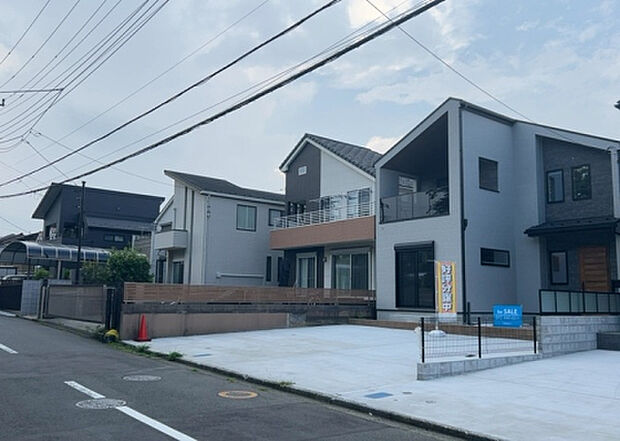 【前面道路含む現地写真_2】お持ちの車種によっては前面道路が広い方が便利でしょう。しかし、前面道路が広ければその分交通量が多くなるため、騒音などが気になる場合があります。実際に現地を見学し、周辺交通量や騒音などを確認しましょう!