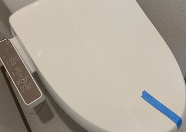 【ウォシュレット(リモコン)】ウォシュレットは、衛生面だけでなく、快適性も向上させる便利な設備です。洗浄機能の種類や水温調節機能など、様々な機能が付いたものが多くあります。リモコンも、操作が簡単で、使いやすいものを選びましょう。