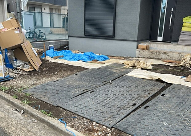 【駐車場_2】駐車場と明記されていても、最小スペースでつくられた駐車場だと大型車は駐車できなかったり、出入りしにくくなったりする可能性があります。お車のサイズと購入したい物件の駐車場のサイズを現地で確認しましょう。