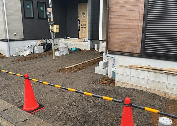 【庭_2】庭のある家に住むことのメリットとして、子どもたちの遊び場を確保できること、ガーデニングや家庭菜園を楽しめること、明るさを確保できることがあります。また、配置を工夫することでプライバシーが確保できます。