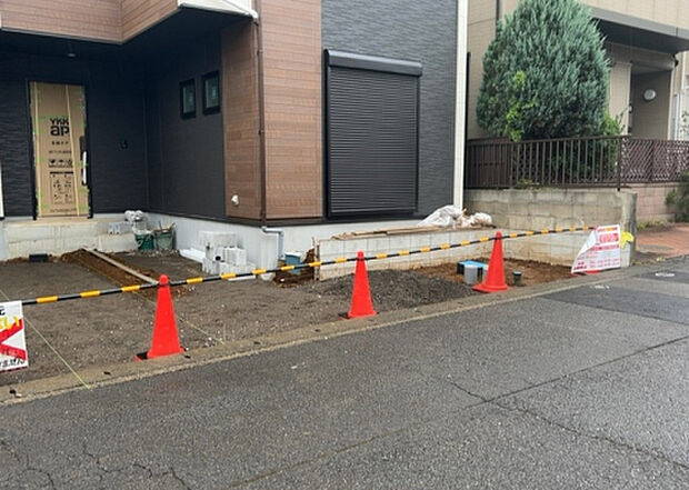 【前面道路含む現地写真_2】前面道路の幅員や歩道の有無、近隣の建物との距離感などは、実際の生活の利便性や安全性に大きく影響します。複数のアングルから前面道路の状況を確認することで、より具体的に生活イメージを描けます。