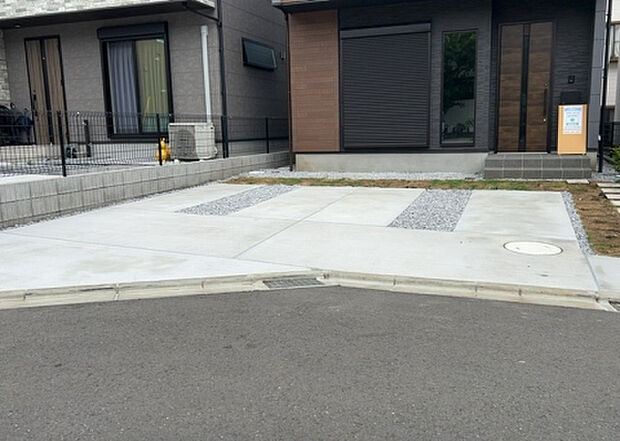 【駐車場】駐車場と明記されていても、最小スペースでつくられた駐車場だと大型車は駐車できなかったり、出入りしにくくなったりする可能性があります。お車のサイズと購入したい物件の駐車場のサイズを現地で確認しましょう。