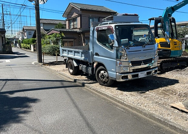 【駐車場】駐車場と明記されていても、最小スペースでつくられた駐車場だと大型車は駐車できなかったり、出入りしにくくなったりする可能性があります。お車のサイズと購入したい物件の駐車場のサイズを現地で確認しましょう。