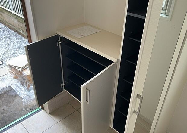 【玄関収納】玄関収納は、靴や傘、コートなどをスッキリと収納できるだけでなく、来客時に見せる顔となるため、家の顔とも言えます。収納量だけでなく、デザイン性も重視したいところです。ミラー付きの収納であれば、外出前の身だしなみチェックにも便利です。
