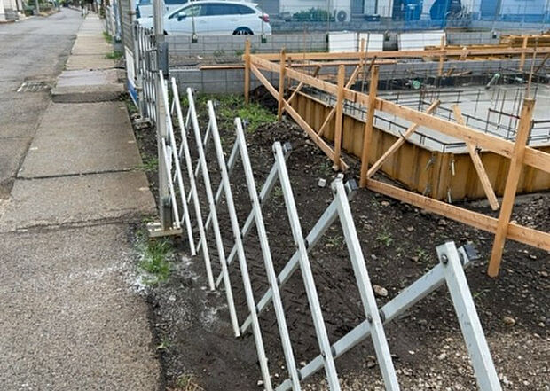 【庭_2】庭のある家に住むことのメリットとして、子どもたちの遊び場を確保できること、ガーデニングや家庭菜園を楽しめること、明るさを確保できることがあります。また、配置を工夫することでプライバシーが確保できます。