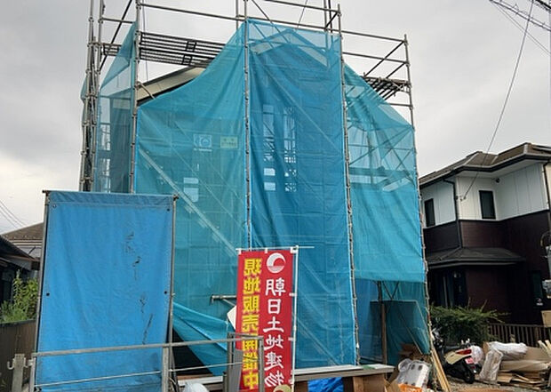 【外観_3】現地に行くなら、物件の周囲の地形がどうなっているかを見ることも大切です。周辺より低くなっている土地では、大雨などで水が集まりやすいため、地盤が弱くなっているということも考えられるため、注意が必要です。