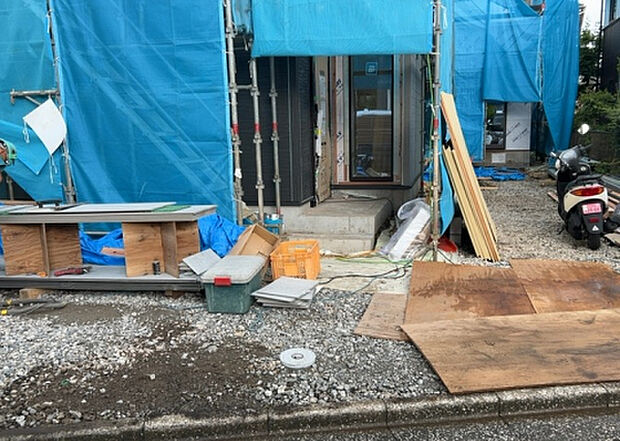 【構造・工法・仕様_2】ベタ基礎とは、柱の位置に関係なく全体に基礎がある事を指し、面積が大きい分建物の重さを全体に分散できます。また、地面からの湿気や害虫を遮断でき、木造住宅で心配されるシロアリ被害を防ぐ効果も期待できます。