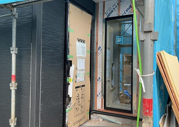 【玄関】玄関は家の顔でもあり、家族以外の目にも止まる場所です。玄関は外との間を仕切る扉、靴などをしまっておく収納スペース、靴脱ぎのたたきスペース、来客とのやり取りをするドアホンなど複数のアイテムからなります。