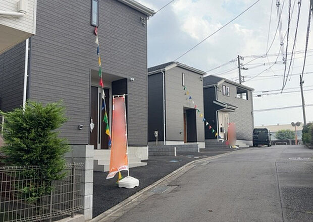 【前面道路含む現地写真_2】お持ちの車種によっては前面道路が広い方が便利でしょう。しかし、前面道路が広ければその分交通量が多くなるため、騒音などが気になる場合があります。実際に現地を見学し、周辺交通量や騒音などを確認しましょう!