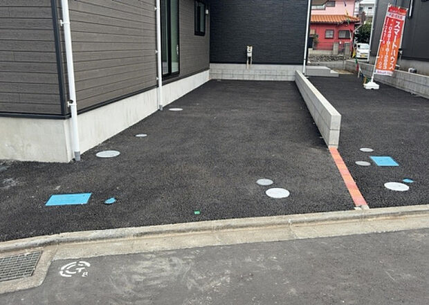 【駐車場】駐車場と明記されていても、最小スペースでつくられた駐車場だと大型車は駐車できなかったり、出入りしにくくなったりする可能性があります。お車のサイズと購入したい物件の駐車場のサイズを現地で確認しましょう。