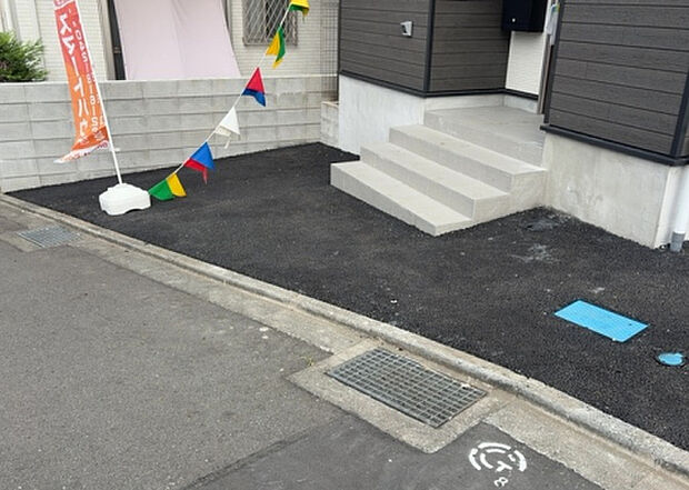 【庭】庭があることでガーデニングや家庭菜園はもちろん、こどもの遊び場やペットを放して遊ぶことができます。また、家の周囲に余裕があるということです。隣地との間があれば、十分な日当たりと、風通しが確保できます。