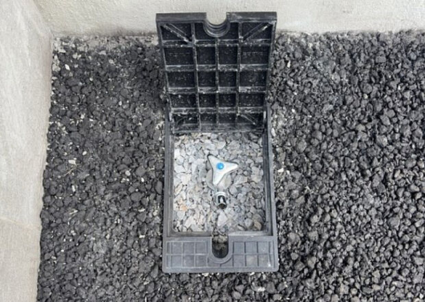 【その他設備】敷地内には、散水栓や立水栓があります。水道水を直接利用できるため、水を運ぶ手間を省くことが出来ます。大量の水を必要とする洗車作業や清掃などに役立ちます。その他設備とあわせて、現地でご確認ください。