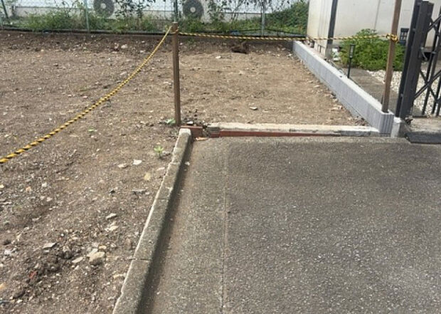 【庭】庭があることでガーデニングや家庭菜園はもちろん、こどもの遊び場やペットを放して遊ぶことができます。また、家の周囲に余裕があるということです。隣地との間があれば、十分な日当たりと、風通しが確保できます。