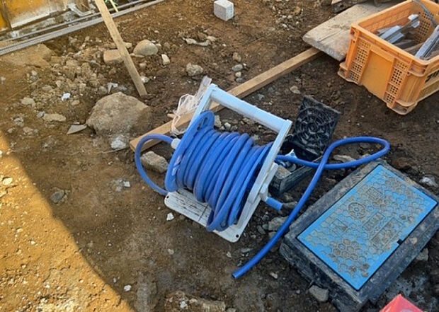 【その他設備】敷地内には、散水栓や立水栓があります。水道水を直接利用できるため、水を運ぶ手間を省くことが出来ます。大量の水を必要とする洗車作業や清掃などに役立ちます。その他設備とあわせて、現地でご確認ください。