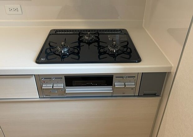 【キッチンコンロ】キッチンコンロは、料理の質を大きく左右する重要な設備です。火力調整のしやすさ、グリル機能の有無、安全装置の充実度など、選ぶポイントがたくさんあります。特に、IHクッキングヒーターは、お手入れのしやすさや安全性が高く、近年人気が高まっています。