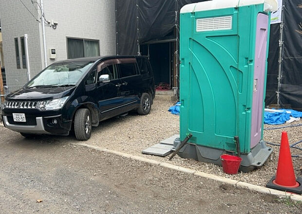 【駐車場】駐車場と明記されていても、最小スペースでつくられた駐車場だと大型車は駐車できなかったり、出入りしにくくなったりする可能性があります。お車のサイズと購入したい物件の駐車場のサイズを現地で確認しましょう。