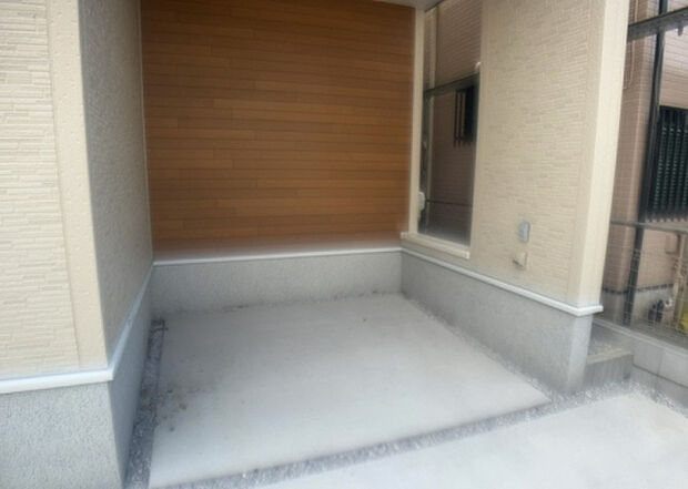 【駐車場】駐車場と明記されていても、最小スペースでつくられた駐車場だと大型車は駐車できなかったり、出入りしにくくなったりする可能性があります。お車のサイズと購入したい物件の駐車場のサイズを現地で確認しましょう。