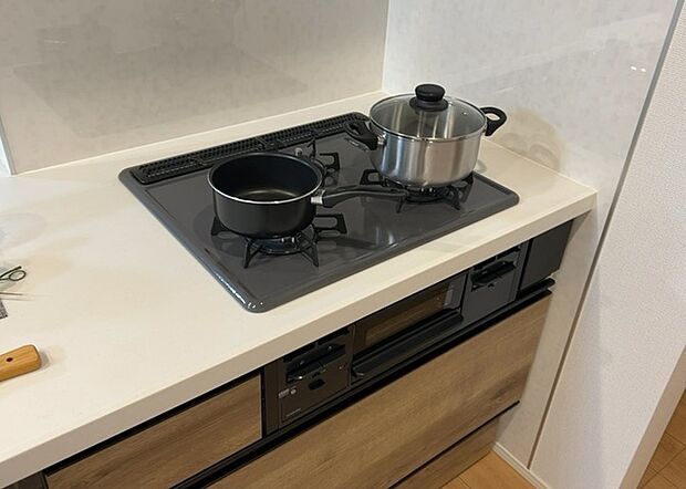 【キッチンコンロ】キッチンコンロは、料理の質を大きく左右する重要な設備です。火力調整のしやすさ、グリル機能の有無、安全装置の充実度など、選ぶポイントがたくさんあります。特に、IHクッキングヒーターは、お手入れのしやすさや安全性が高く、近年人気が高まっています。
