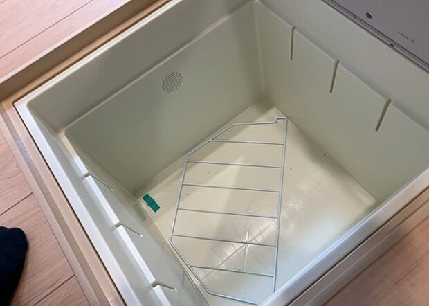 【キッチン床下収納】キッチン床下収納は、調理器具や食器などをスッキリと収納できる便利なスペースです。収納量が多いもの、引き出しがスムーズに開閉するものなど、使い勝手の良いものを選ぶことが大切です。また、湿気がこもりやすい場所なので、通気性の良いものを選ぶこともおすすめです。