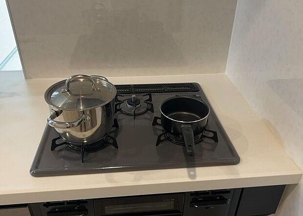 【キッチンコンロ】キッチンコンロは、料理の質を大きく左右する重要な設備です。火力調整のしやすさ、グリル機能の有無、安全装置の充実度など、選ぶポイントがたくさんあります。特に、IHクッキングヒーターは、お手入れのしやすさや安全性が高く、近年人気が高まっています。