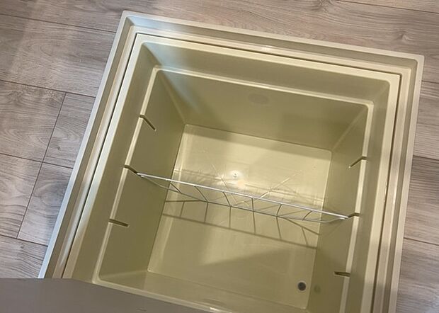 【キッチン床下収納】キッチン床下収納は、調理器具や食器などをスッキリと収納できる便利なスペースです。収納量が多いもの、引き出しがスムーズに開閉するものなど、使い勝手の良いものを選ぶことが大切です。また、湿気がこもりやすい場所なので、通気性の良いものを選ぶこともおすすめです。
