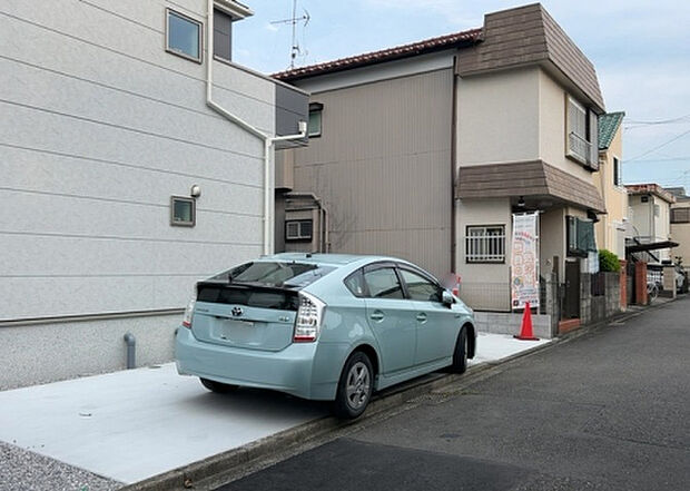【前面道路含む現地写真_2】お持ちの車種によっては前面道路が広い方が便利でしょう。しかし、前面道路が広ければその分交通量が多くなるため、騒音などが気になる場合があります。実際に現地を見学し、周辺交通量や騒音などを確認しましょう!