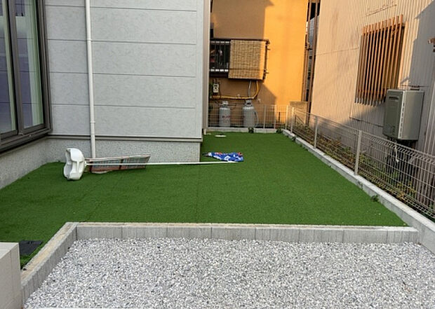 【庭】庭があることでガーデニングや家庭菜園はもちろん、こどもの遊び場やペットを放して遊ぶことができます。また、家の周囲に余裕があるということです。隣地との間があれば、十分な日当たりと、風通しが確保できます。