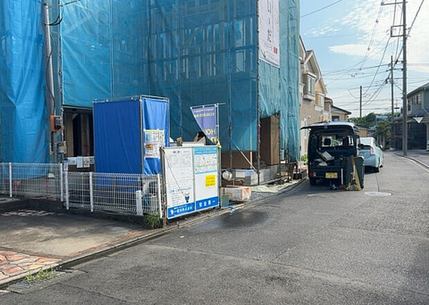 【前面道路含む現地写真_2】お持ちの車種によっては前面道路が広い方が便利でしょう。しかし、前面道路が広ければその分交通量が多くなるため、騒音などが気になる場合があります。実際に現地を見学し、周辺交通量や騒音などを確認しましょう!