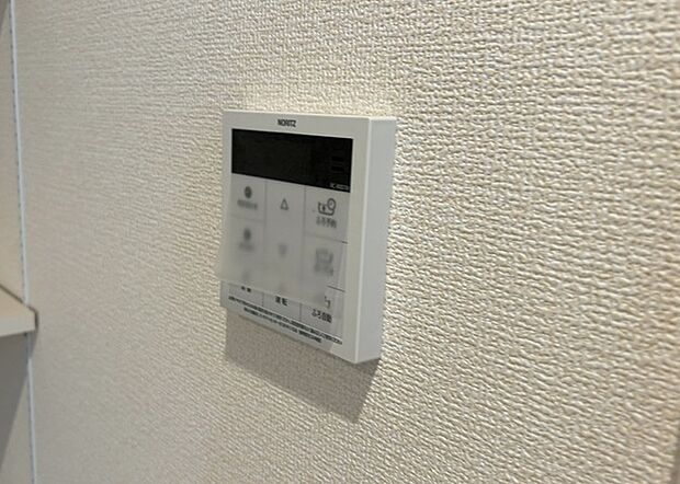 【給湯器リモコン】給湯器リモコンは、お風呂の温度設定やタイマー設定など、お風呂を快適に楽しむために欠かせないものです。液晶画面が大きく見やすいもの、操作ボタンが分かりやすいものなど、使いやすさが重要です。また、エコ機能が付いているものなら、光熱費の節約にもつながります。
