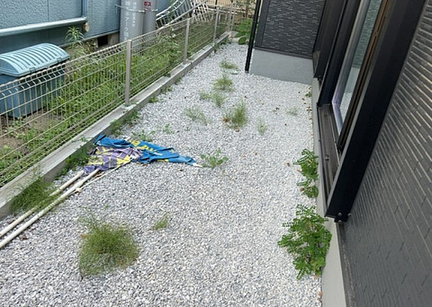 【庭】庭があることでガーデニングや家庭菜園はもちろん、こどもの遊び場やペットを放して遊ぶことができます。また、家の周囲に余裕があるということです。隣地との間があれば、十分な日当たりと、風通しが確保できます。