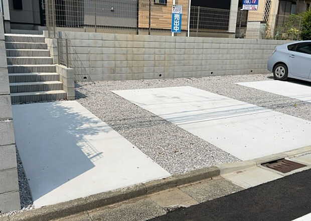 【駐車場】駐車場と明記されていても、最小スペースでつくられた駐車場だと大型車は駐車できなかったり、出入りしにくくなったりする可能性があります。お車のサイズと購入したい物件の駐車場のサイズを現地で確認しましょう。
