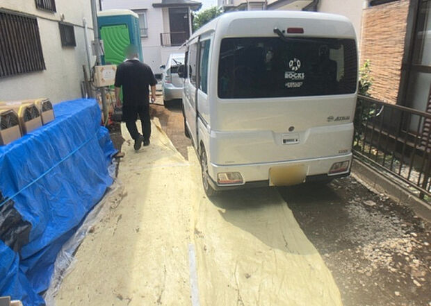 【駐車場】駐車場と明記されていても、最小スペースでつくられた駐車場だと大型車は駐車できなかったり、出入りしにくくなったりする可能性があります。お車のサイズと購入したい物件の駐車場のサイズを現地で確認しましょう。