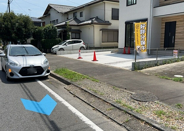 【前面道路含む現地写真_2】お持ちの車種によっては前面道路が広い方が便利でしょう。しかし、前面道路が広ければその分交通量が多くなるため、騒音などが気になる場合があります。実際に現地を見学し、周辺交通量や騒音などを確認しましょう!
