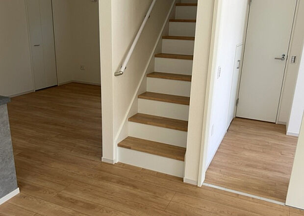 【内装】建物の上下階の通路である階段は、その位置によって動線や室内の印象が大きく左右されます。手摺にも重要な役割があり、転倒の防止・歩行や動作を円滑にして日常生活を支えることを主な目的として設置されています。